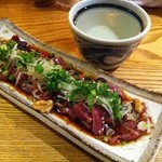 旅人酒場　武蔵 - 豚ハツ刺しひたひた（値段不明）と獺祭（だっさい、800円）