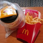 マクドナルド - 購入した商品。ダブルチーズバーガーにポテトM、ホットレモンティーです。