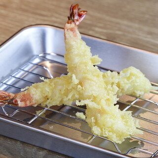 Enjoy freshly fried tempura that is fried right in front of you.