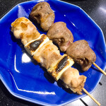 三酉屋 - ねぎま塩198円、はつ塩165円