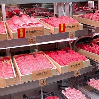 精肉店のようにショーケースに並ぶお好きな肉をお好きなだけ