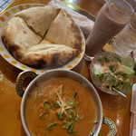 ＳＵＲＡＪＩ - One Curry Lunch 日替り（チキンとチーズ）、チーズナン、アイスチャイ