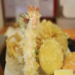 讃岐のおうどん 花は咲く - 天ぷらの量がヤバい！