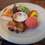 ヌクモリ - 彩り野菜のバーニャカウダ骨付き鶏もも肉の香草焼