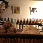 がやが家 - おばんざいのようにカウンターに並ぶ料理