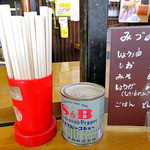 生姜ラーメン みづの - テーブルに常備された調味料類