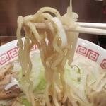 麺屋路三 - 極太でワシワシとしたむっちりぶっつり食感。