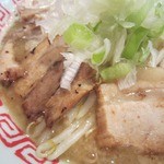 麺屋路三 - チャーシューのアップ。