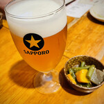 酒膳屋 moon - 17:30入店、4名掛けテーブルに着席。お通しは温かく優しい味。店内は奥に広くほぼ満席だった。