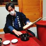 Nipponia Tawaramoto Maruto Shouyu - 醤油しぼりを自らゲストに説明する当主の木村さん