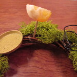 クーリエール - 減圧調理でシロップを浸透させた金柑とホワイトチョコレート