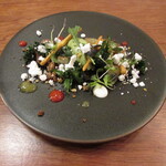 クーリエール - 冬の森～ピスタチオを使ったアイス チョコレートをブリュレにしたソース 柚子のパウダー シュー生地 減圧調理でコンポートにした洋梨 オレンジ、ベリー、サワークリームのソース ケールのチップス