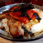 Ramen Makotoya - キムチのせ焼豚丼定食(通常は好きな麺に＋520円税込ですが、平日ランチタイムだと＋360円税込のようです)