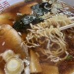 三栄軒 - 釧路ラーメン特有の細麺ですが、スープに絡んで美味しいです。