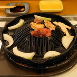 馬刺・馬焼肉 らむ - 2012.11 鍋周辺に野菜やネッコを配置して、中央で肉類を焼きます