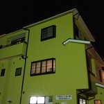 きく寿司 - 黄色い高い建物です。