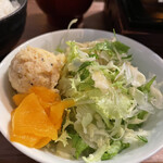 GRILL DEMI - 野菜サラダとポテトサラダ。