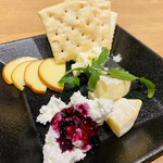 Bisutoro Sakaba Asuroku - お通しはチーズの盛合せ。