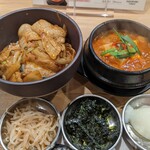 純豆腐 中山豆腐店 - 豚キムチ丼とハーフスンドゥブ定食