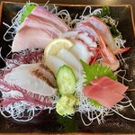 Ajigaura Onsen Nozomi - 「刺身盛り合わせ(1人前)」@1980  「中トロ、鯛、イカ、甘エビ、タコ、鰤、カンパチ」の7種盛り。かなりボリュームがあります。