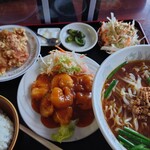 日月潭 - 海老ﾁﾘ定食→台湾ﾗｰﾒﾝ、海老ﾁﾘ、唐揚げ、ｻﾗﾀﾞ、ご飯、漬物、ﾁﾋﾞ杏仁……これだけあって1050円?だったかな♪