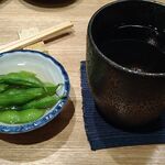 小料理 椛 - 枝豆と黒糖焼酎のお湯割り