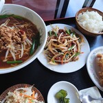 日月潭 - ﾚﾊﾞﾆﾗ定食→台湾ﾗｰﾒﾝ、ﾚﾊﾞﾆﾗ、唐揚げ、ｻﾗﾀﾞ、ご飯、漬物、ﾁﾋﾞ杏仁……こちらも1050円?だったかな♪