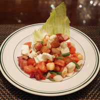 ウルフギャング・ステーキハウス 丸の内店 - ウルフギャングサラダ(2420円・サ別)+モッツァレラチーズ(990円・サ別)