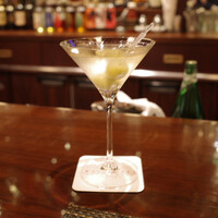 ウルフギャング・ステーキハウス 丸の内店 - オリジナルクラシックマティーニ ブルーチーズオリーブ(800円・サ別)