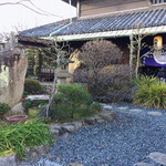 うどん本陣 山田家 - 枯れた木葉も、偽りない情景