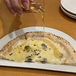 Miele - 世界一美味いクワトロフォルマッジョ(当社比)ハチミツをたっぷりかけていただきます♪