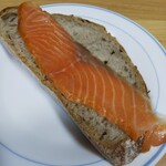 オーボンヴュータン - スモークサーモンは やっぱこうするよな？パンは尾山台ヴァン ドゥ リュドの蕎麦粉のカンパーニュ。