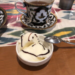 タバスム - アイスクリームとセットのチャイ