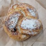 リョウイチヤマウチ - ラムレーズンとクリームチーズのフランスパン