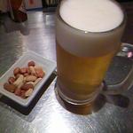 CONA - ビールとお通しのナッツ。