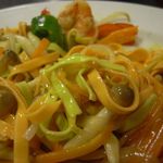 フォーナナ - 五目焼きそばの麺はオレンジ＆薄緑色