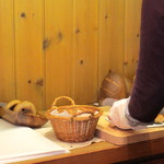 ベッカライ ビオブロート - 試食パン、カットくださいます。