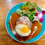Kauai Diner - ハンバーグと目玉焼き、十五穀米のカレーライス