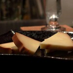 DEN - 自家製スモークのチーズ