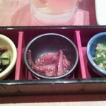 Uotami - お通し　左から　枝豆とひじきの酢の物　イカ沖漬け　おくらとろろ
