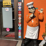 ナンセンター - お出迎えの人形