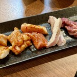 オカン焼肉 紅ちゃん - 「丸チョウ・ホルモン・トリ・豚トロ・タンカルビ」