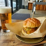 猿倉山ビールバー - 糀ゴールデン、チェダーチーズバーガー