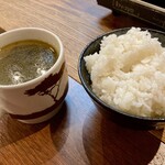 オカン焼肉 紅ちゃん - ワカメスープ＆ごはん。