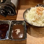 オカン焼肉 紅ちゃん - タレは2種類、キャベ千付き。
