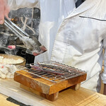 FIVE TASTE ZEN - 炭火を押し当てて焼く秋刀魚