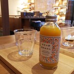 つりや - 無茶々園温州みかんは雰囲気あるボトルのままのサービスです。