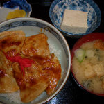食事と民宿 八幡 - 八幡「焼き肉丼」750円