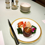 北京料理桂蘭 - 海老、若鶏の水煮特製ソースかけ、クラゲの酢の物、胡瓜の甘酢漬けになります。