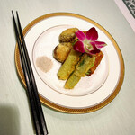 北京料理桂蘭 - 椎茸の海老詰め、湯葉春巻、野菜の天ぷらになります。